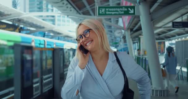 Porträt Frau Telefoniert Der Bahn Kaukasische Blonde Frau Flirtet Telefon — Stockvideo
