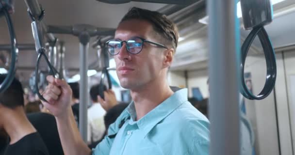 Metrô Mochila Homem Ajustando Sutilmente Seus Óculos Serve Conexão Metáfora — Vídeo de Stock