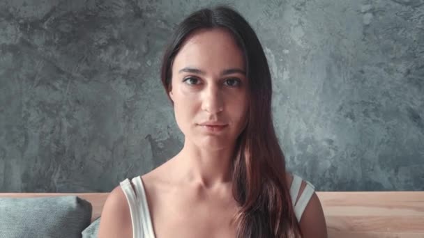 Kanepedeki Kadın Kamera Merceğiyle Tanışır Düşünceli Bakışlı Kadın Ifadeleri Zarafet — Stok video