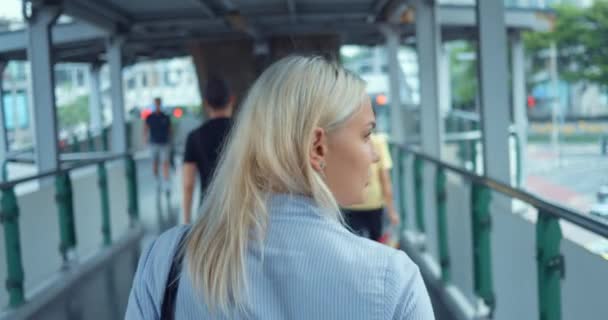 Женщина Гуляющая Городу Отслеживаю Выстрел Успешная Молодая Блондинка Кавказка Гуляющая — стоковое видео