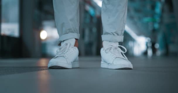 Mans Ben Casual Sneakers Jeans Rytmiskt Blanda Station Livfullt Fånga — Stockvideo