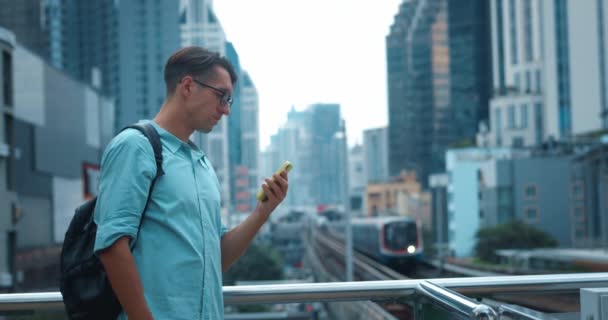 Gafas Hombre Con Mochila Teléfono Como Tren Acerca Estación Comienza — Vídeos de Stock