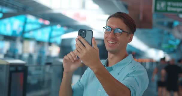Estación Gafas Man Realiza Videollamadas Muestra Tecnología Comunicación Vanguardia Reflejando — Vídeos de Stock