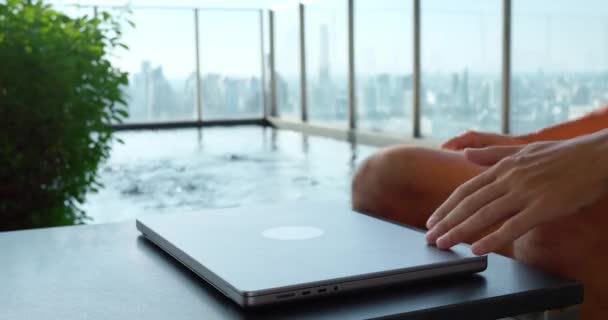Muž Uzavírá Bazén Notebooků Před Městskou Krajinou Technologie Symbolizující Rovnováhu — Stock video