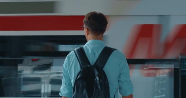 Muž Brýle Batoh Stojící Stanice Otáčí Rychlost Vlaku Živě Ztělesňující — Stock video