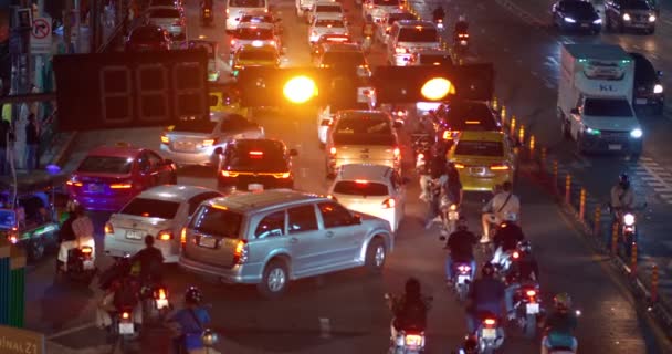 交通渋滞 車の静止した2輪の移動 快適な移動 停滞した車両ジャム2輪 快適な利点のオートバイの自転車が混雑した都市バンコク Dec 2023 — ストック動画