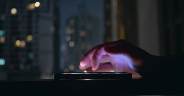 Крупный План Руки Человека Взаимодействующего Лежащим Столе Мобильным Телефоном Поздно — стоковое видео