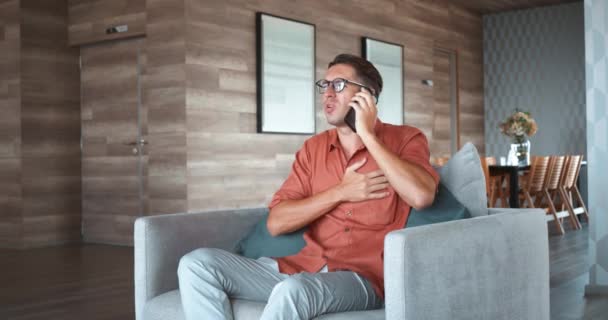 Hombre Experimentó Dolor Severo Área Del Corazón Durante Conversación Activa — Vídeos de Stock