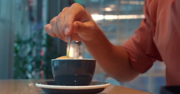 Hand Rör Skumkaffe Energigivande Morgonrutiner Förbereda Kaffe Energi Föryngring Lugnande — Stockvideo