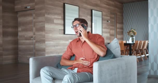 Mannen Glasögon Telefonsamtal Plötsligt Känner Skarp Magsmärta Sittande Skildrar Nödsituation — Stockvideo