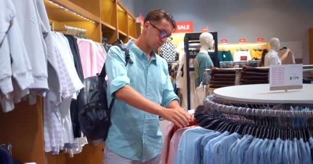 Männerbrille Rucksack Blaues Hemd Seine Wahl Fällt Auf Den Einkauf — Stockvideo