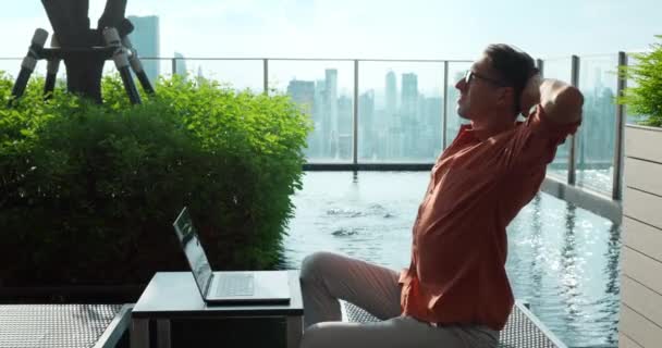 Muž Natahuje Laptop Bazénu Proti Městu Vzdálená Práce Mísení Relaxační — Stock video