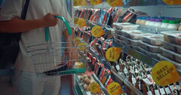 Comprador Loja Produtos Prateleira Escolhe Alimentos Conveniência Homem Loja Decidiu — Vídeo de Stock