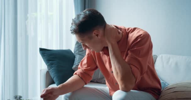 Homem Senta Sofá Massajando Pescoço Que Dói Fadiga Aperta Firmemente — Vídeo de Stock