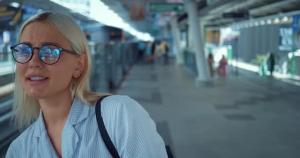 Retrato Mujer Esperando Metro Cansada Mujer Impaciente Agotada Metro Esperando — Vídeo de stock