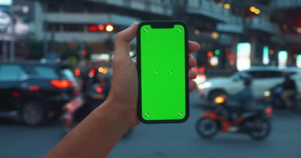 車の背景を渡るスマートフォン 技術現代生活 テクノロジー スマートフォン 都市生活 移動車 オムニプレゼンス技術デバイス 都市活動 環境コピースペース — ストック動画