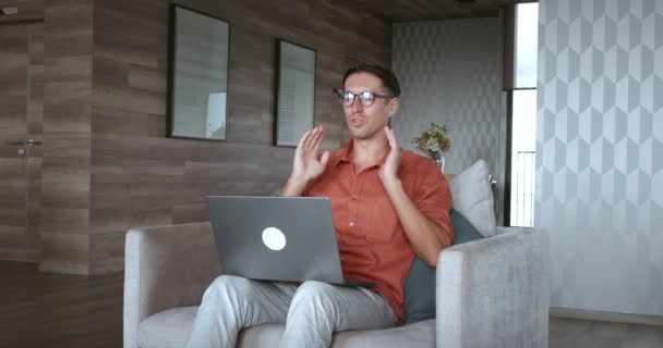 Mann Sitzt Stuhl Macht Videoanruf Kommunikation Bleibt Verbunden Verlobungsgespräch Gerät — Stockvideo