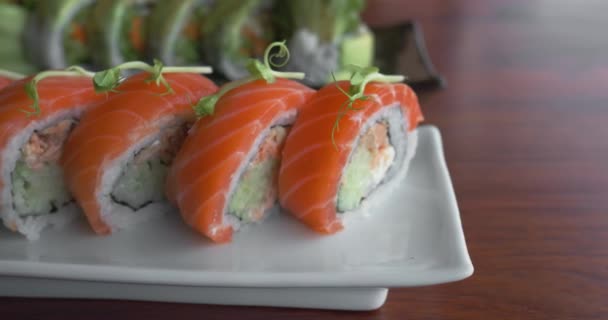 Σετ Σούσι Γιαπωνέζικο Γεύμα Στο Πιάτο Σειρά Από Κόκκινο Σούσι — Αρχείο Βίντεο