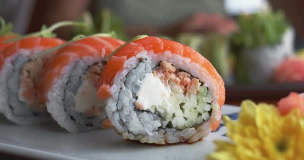 Σετ Σούσι Ασιατικό Φαγητό Στο Πιάτο Κοντινό Πλάνο Σούσι Σολομό — Αρχείο Βίντεο