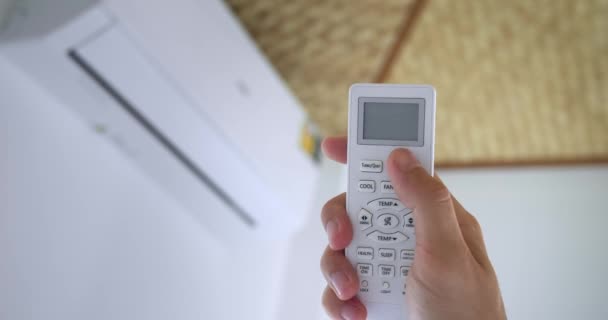 在炎热的气候中 遥控空调机弹簧的使用为生活带来了极大的好处 舒适的家用遥控空调机 — 图库视频影像