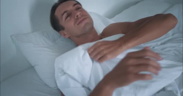 Adam Kendini Battaniyeye Sarar Uykuya Dalar Nsan Sağlık Enerji Için — Stok video