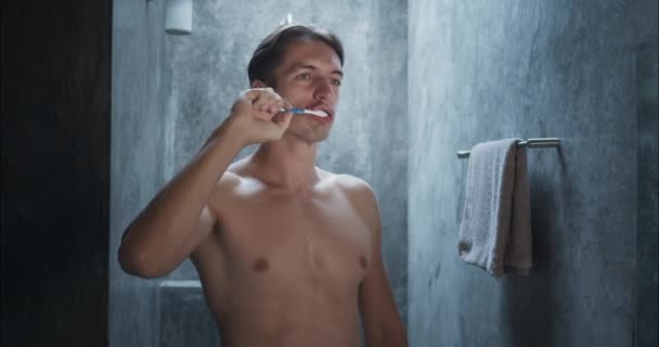 Das Zähneputzen Des Menschen Ist Der Schlüssel Zum Morgendlichen Ritual — Stockvideo