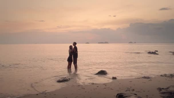 Pod Oranžovou Oblohou Západu Slunce Romantika Spojuje Milující Pár Příslibu — Stock video