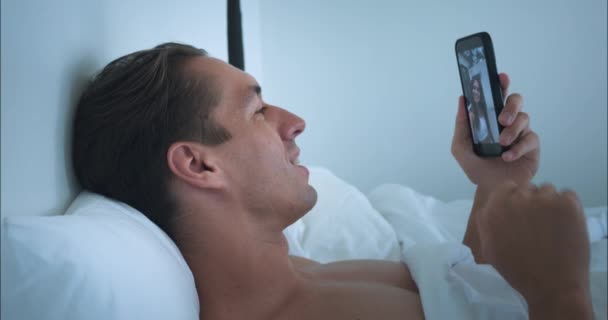 Пробужденный Человек Погружается Цифровой Поток Телефоне Человек Пробужден Отмечен Свечением — стоковое видео