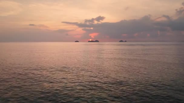 Deslizarse Sobre Mar Abrazado Por Grandes Puestas Sol Naranja Estado — Vídeos de Stock