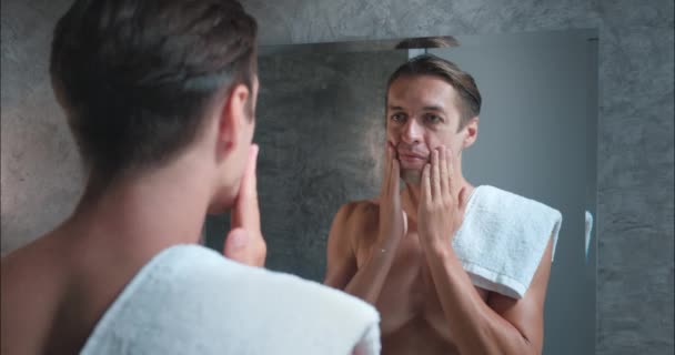Зеркальное Отражение Показывает Человек Увлажняет Лицо Крупным Планом Подчеркивая Самочувствие — стоковое видео