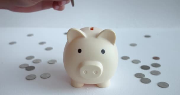Moneybox Λαμβάνει Πρόοδο Νόμισμα Στο Οικονομικό Ταξίδι Αυτό Χρηματικό Κουτί — Αρχείο Βίντεο