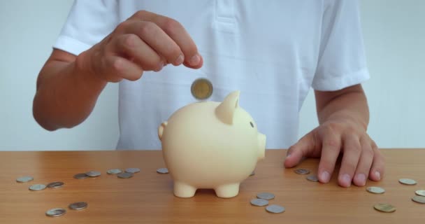 Personer Hand Sänker Mynt Moneybox Åtagande Att Spara Moneybox Blir — Stockvideo