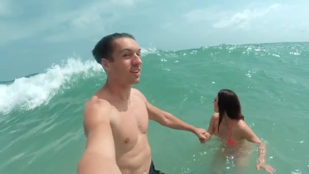Abrazo Del Hombre Mujer Mar Compartir Romántico Nadar Diversión Familia — Vídeos de Stock
