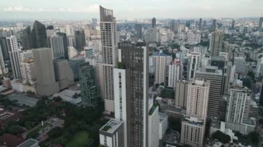Bangkok, Tayland - 02 Şubat 2024 Gökdelenleri ve caddeleri olan büyük metropolün yukarıdan görünüşü. İş merkezlerini ve metropolün görülebilir yerleşim yerlerini engeller. Metropolde hayat dolu Panorama