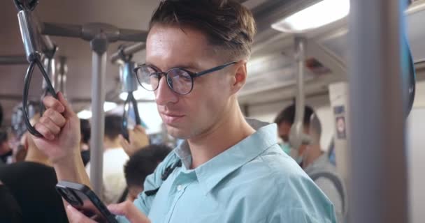 Muž Brýle Batoh Projíždí Metro Vypadá Smartphone Technologie Nedílnou Součástí — Stock video