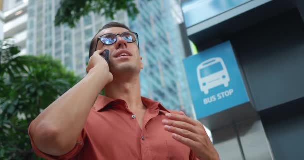 Άνθρωπος Μιλάει Για Τηλεφωνική Στάση Λεωφορείου Σύγχρονη Επικοινωνία Κινητά Τηλέφωνα — Αρχείο Βίντεο