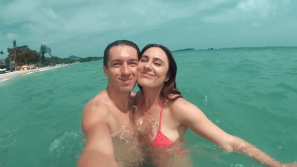 Selfie Coppia Amorevole Azzurro Mare Turchese Sotto Sole Luminoso Coppia — Video Stock