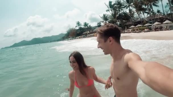 Happy Young Couple Enjoying Vacation Splashing Ocean Paradise Tropical Island — Stock Video