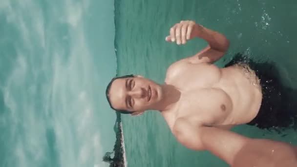 Hombre Nada Mar Azul Dispara Mismo Cámara Olas Mar Cubre — Vídeos de Stock