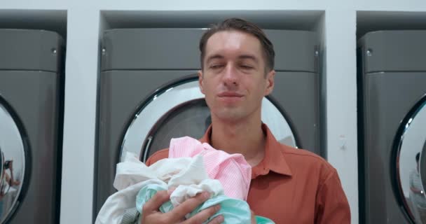 洗濯する現代洗濯機 周囲をスキャンする男 現代生活 関連ユーティリティ公共ランドリー施設 都市生活 現代の信頼は毎日アメニティを共有しました — ストック動画