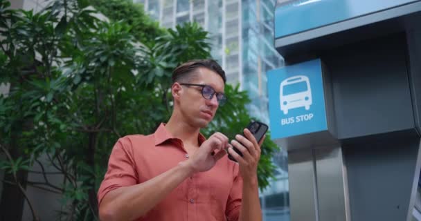 Bello Giovane Uomo Trova Sulla Strada Della Città Utilizza Smartphone — Video Stock