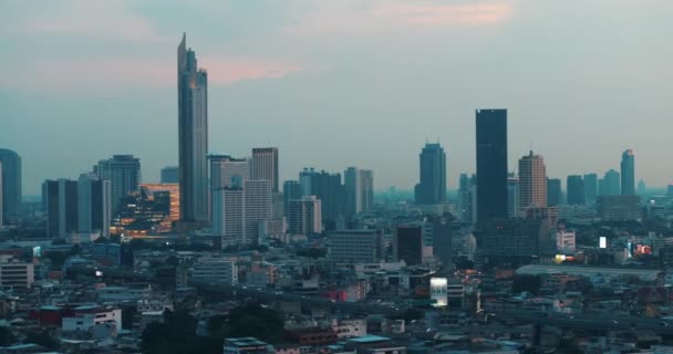 令人印象深刻的全景景观揭示了现代城市的规模 城市中心的高层商务中心和摩天大楼在远处清晰可见 人口密集的市中心到处都是活动 — 图库视频影像