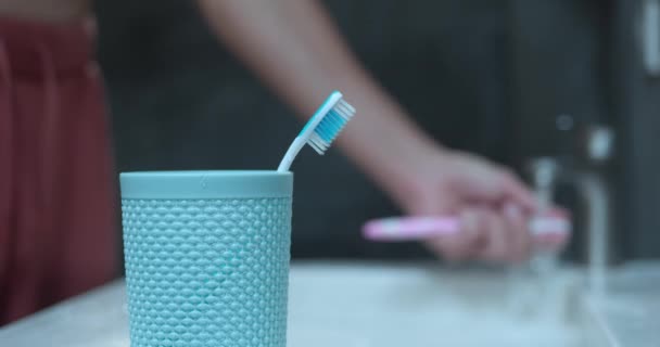 Escova Dentes Sob Água Corrente Garantindo Uma Limpeza Eficaz Cuidados — Vídeo de Stock