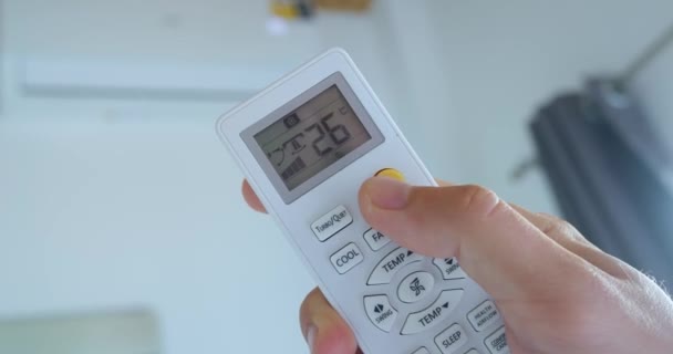 在炎热炎热的空调空间里 手握遥控装置打开空调钥匙能有效地冷却夏季的需要 使用冷气机提高室内舒适生活质量 — 图库视频影像