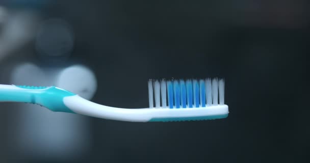 牙膏挤压在牙刷的特写标记上开始清洁牙齿的仪式牙膏口腔保健的关键 确保牙龈的健康 牙膏的日常使用促进个人健康及自尊 — 图库视频影像