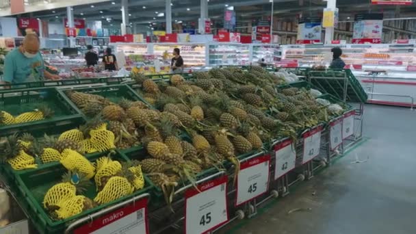 泰国曼谷 2024年2月2日 超市里陈列新鲜菠萝 有机地在商店里吃富含维生素的菠萝 促进健康 异国情调的菠萝健康饮食 — 图库视频影像