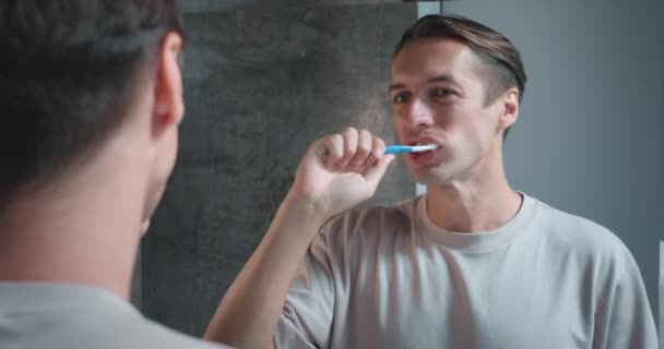 Close Van Mens Beoefenen Mondhygiëne Beschermen Tandheelkundige Gezondheid Met Grondige — Stockvideo