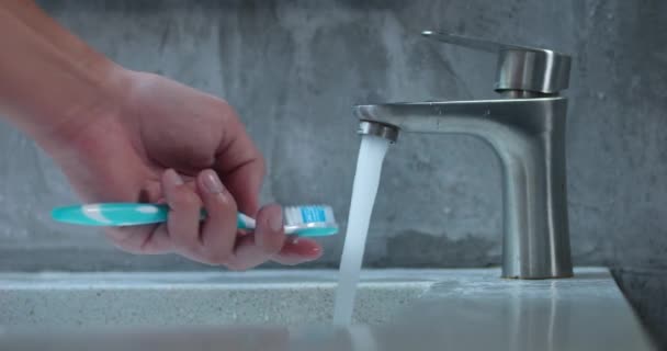 Agua Corriente Limpia Cepillo Dientes Destacando Importancia Higiene Bucal Cuidado — Vídeo de stock