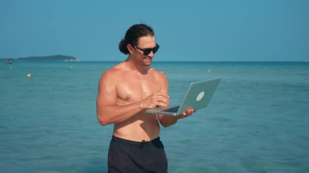 Mann Steht Strand Gegen Meer Und Arbeitet Laptop Strandarbeit Moderne — Stockvideo