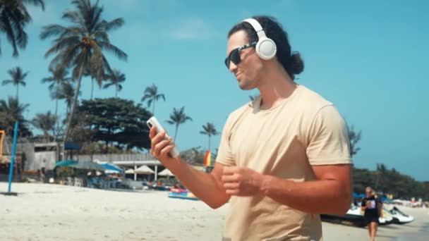 Musik Kopfhörer Meeresstrand Mann Strand Frönt Der Glückseligkeit Des Urlaubs — Stockvideo